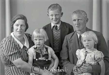 Pettersson Ernst Höglida Svalsjö
raja
Pettersson Ernst  
Familjeporträtt mor far och tre barn

raja
Ernst Valdemar Pettersson född 1897 i Tidersrum gift 1923 med Eva Elisabet Svensson född 1899 i Kisa med sonen Henry född 1927. Familjen flyttade 1923 in i torpet Högliden under Håredal 
De mindre barnen är Uno född 1936 och Evy född 1937
1970 bor Ernst och Eva Pettersson i Kråkarp.
Källa: Kyrkoarkiv Tidersum 
Källa: Gerd Pettersson 

Nyckelord: Pettersson Höglida