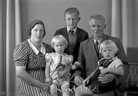 Pettersson Ernst Höglida Svalsjö
raja
Pettersson Ernst  
Familjeporträtt mor far och två barn
Nyckelord: Pettersson Höglida