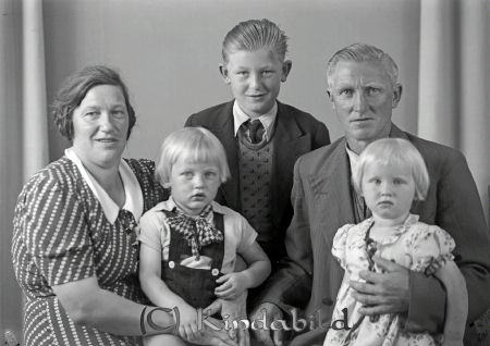Pettersson Ernst Höglida Svalsjö
raja
Pettersson Ernst  
Familjeporträtt mor far och tre barn
Nyckelord: Pettersson Höglida