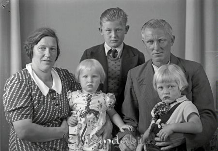 Pettersson Ernst Höglida Svalsjö
raja
Pettersson Ernst  
Familjeporträtt mor far och tre barn 
Nyckelord: Pettersson Höglida