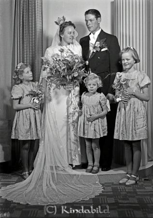 Nysten Karl Västra Eneby
raja
Nysten Karl  
Brudpar med tre tärnor

raja
Tärnan till vänster heter Margareta Frogeman född Carlsson
Tärnan till höger heter Stina Carlsson född Johansson
Tärnan i mitten heter Birgitta Martinsson född Larsson
Källa: Lars Ola Nysten
Nyckelord: Nysten Västra Eneby