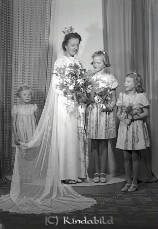 Nysten Karl Västra Eneby
raja
Nysten Karl 
Bröllopsporträtt bruden med tre tärnor

raja
Tärna till vänster heter Birgitta Martinsson född Larsson
Tärna till höger heter Margareta Frogeman född Carlsson
Tärna i mitten heter Stina Carlsson född Johansson
Källa: Lars Ola Nysten

Nyckelord: Nysten Västra Eneby