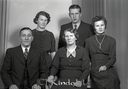 Svartz Fam Kisa
raja
Svartz Fam  
Familjeporträtt

raja
Familjen Schwartz Kisa.Uppe till vä dottern Karin 
Källa: margareta

raja
Till höger övre raden sonen Karl Gustav född 1917 i Kisa. 
Källa: Gerd Pettersson

raja
Karl och Elin Svatrz med barnen Karin, Karl-Gustav och Margareta. 
Källa: Gerd Pettersson

raja
Karl Svartz var kusin med Moa Martinsson.
Karls far Frans Otto och Moas mor Christina var syskon. 
Källa: Gerd Pettersson




Nyckelord: Svartz Kisa