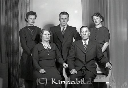 Svartz Fam Kisa
raja
Svartz Fam 
Familjeporträtt

raja
I mitten står sonen Karl Gustav född 1917 i Kisa. 
Karl och Elin Svartz med barnen Margareta, Karin och Karl-Gustav. 
Källa: Gerd Pettersson


Nyckelord: Svartz Kisa