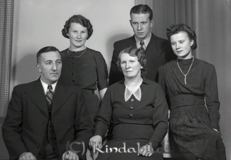 Svartz Fam Kisa
raja
Svartz Fam 
Familjeporträtt
Nyckelord: Svartz Kisa
