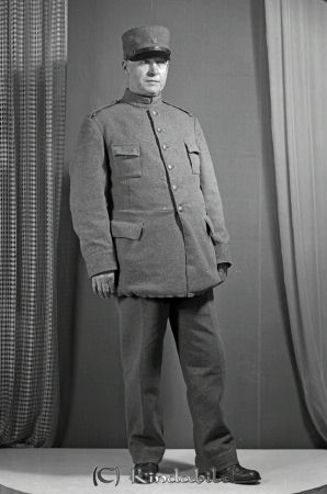 Salomonsson Kisa
raja
Salomonsson  
Porträtt-Man

raja
Det kan vara Ivar Salomonsson Lundagård (1880-1962), Kisa, far till Else-Maj och Kurt. han var gift med Elsa Maria född Andersson 1893 död 1968.
 Källa: Studiegruppen hembygdsgården. 
Nyckelord: Salomonsson Kisa