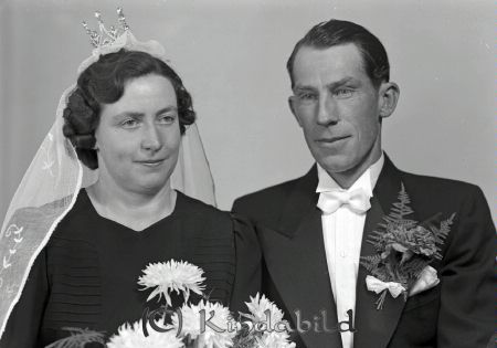 Svensson Prästgården Västra Eneby
raja
Svensson 
Brudpar

raja
Kyrkvaktmästare Karl Sigfrid Svensson Annelund född 1904 och Elsa Margareta Andersson född 1909 från Eneby Prästgård.
Källa: Svar Vigselbok Västra Eneby 
Källa: Gerd Pettersson 

Nyckelord: Svensson Västra Eneby