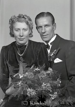 Ekström Fritz Österbymo
raja
Ekström Fritz 
Brudpar

raja
Fritz Darling Ekström född 1905 i Säby Jönköpings län och Edla Larsson född 1913 i Kisa
Källa: Folkräkning 1950 
Källa: Gerd Pettersson

Nyckelord: Ekström Österbymo