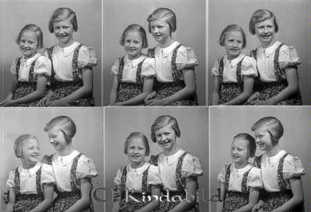 Lager Alva o Astrid Oppreda Forsnäs
raja
Lager Alva o Astrid 
Porträtt-Barn två flickor
Nyckelord: Lager Oppreda