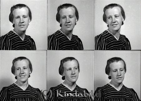 Axelsson Stina Svantes Svalsjö
raja
Axelsson Stina  
Porträtt-Kvinna

raja
Stina Märta Teresia Axelsson född 1914 i Tidersrum, dotter till Otto Edvard Axelsson född 1876 i Norra Vi (död 1929 i Sommenäs) och Amanda Justina Johansson född 1876 i Västra Eneby
Barn:
Karin Gunhild Viktoria Axelsson 1901
Lilly Hildur Linnéa 1904
Greta Astrid 1906
Josef Ragnar 1908
Nils Helge 1910
Sigrid Lydia Maria 1912
Stina Märta Teresia 1914
Erik Niva 1917
Rut Ester Ingeborg 1920
1950 var hon köksbiträde på sjukhuset i Tranås, ogift.
Källa: Folkräkning 1860-1947 och 1950 
Källa: Gerd Pettersson

Nyckelord: Axelsson Svantes