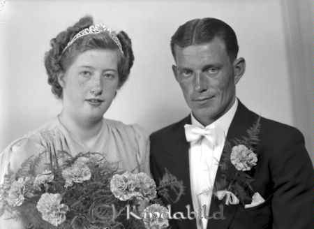 Lantz Nils Svängen Ulrika
raja
Lantz Nils  
Brudpar

raja
Nils Erik Lantz född 1915 i Gölkullen, Emtefall, Ulrika.
Skogsarbetare i Svängen Amundebo 1942-1944.
Gift 1942 med Ingrid Pettersson född 1923 i Kronoberg Ycke, Ulrika. Död 1944 i Kolmårdens Sanatorium.
Nils Erik Lantz far hette Frans Oskar Lantz , var torpare i Gölkullen, Gölstugan och dog 1934. 
Källa: Familjer och gårdar i Ulrika. 
Källa: Gerd Pettersson


Nyckelord: Lantz Svängen