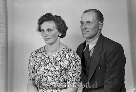 Johansson Erik Tidersrum
raja
Johansson Erik  
Grupporträtt en kvinna en man

raja
Astrid och Erik Johansson. De bodde i Föreningshuset, där de var vaktmästare. De hade även ett litet kafé där någon gång på 1950-talet. Barn: Monica, gift med Peter Björk Kisa.
Källa: Annagreta 
Nyckelord: Johansson Tidersrum