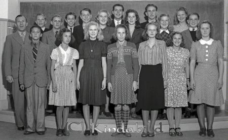 Yrkesskolan
raja
Yrkesskolan
Grupporträtt en skolklass

raja
Lärare: Thure Svedberg
Främre raden fr vänster: Lars Andersson (Algot på Slakteriets grabb) Barbro Berg, Katy Gustavsson, Inga-Greta Jakobsson, Ingegerd Karlsson, Barbro Hansson, samt okänd.
Andra raden fr vänster: Åke Brandt, Stig Jarl, Erik Larsson, Stig Wadell, Birgit Jonsson, Olle "Dompan" Andersson, Okänd tjej, Sven Adolfsson, Britt Karlsson och Maj Lindqvist, okänd grabb.
Källa: Studiegruppen hembygdsgården 
Nyckelord: Yrkesskolan