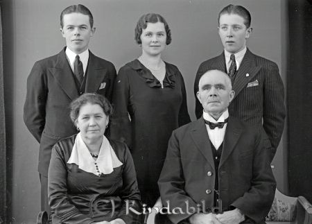 Gilbert Fam Kisa
raja
Gilbert Fam
Familjeporträtt mor far två söner och en dotter

raja
Bakre raden t v Sven Gilbert 1907-1980 och t h Karl David Gilbert 1917-1991.
Föräldrarna Hugo Svensson Gilbert och Selma Augusta Gilbert född Nilsson.
Källa; Sv dödbok, 
Källa: Gerd Pettersson

raja
Bakre raden i mitten Greta gift Grahn
 Källa: Studiegruppen Hembygdsgården 
Nyckelord: Gilbert Kisa
