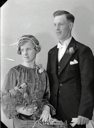 Helmer Svensson Lövudden Oppeby
raja
Helmer Svensson  
Brudpar

raja
Helmer Svensson född 1910 i Rappestad och Lilly född Lindqvist född 1910 i Kisa. Lövudden ligger vid Åsunden innan Stenstorp.
1950 var de arrendatorer i Sundsek.
Sonen Rune Sven Inge född 1942.
Källa: Folkräkning 1950 
Källa: Gerd Pettersson

Nyckelord: Svensson Lövudden