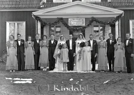 Pettersson Gösta Bro Hycklinge
raja
Pettersson Gösta
Brudpar dubbelbröllop två brudpar två tärnor och ytterligare fem kvinnor och fem män

raja
Brudparet till höger är Greta och Gösta Pettersson, Bro, Hycklinge.
Källa: Tommy Karlsson

raja
Dubbelbröllop
Till höger Margareta "Greta" Kindvall född 1919 från Gröninge Hycklinge och arrendator Gösta Pettersson född 1911 Bro Hycklinge
Till vänster Ruth Kindvall född 1915 från Grönninge och köpman Olof Karlsson född 1910 från Nybro.
Källa: Vigselbok Hycklinge 
Källa: Gerd Pettersson


Nyckelord: Pettersson Bro