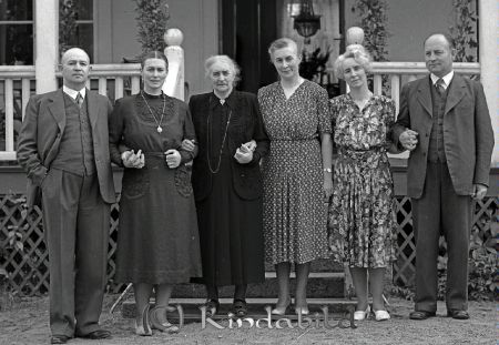 Andersson Gästgivaregården
gepe
Mor med sina vuxna barn

raja
Syskonen Andersson(Gästgivarns) och antagligen deras mor.Från vänster Ivar,Tyra( Myrgård),Karin (Bergman), Ebba (Tidman) och Ragnar. 
Källa: bema

raja
Enligt barnbarnet Margareta är det modern Anna Andersson.
Källa: Studiegruppen hembygdsgården

Modern Anna Matilda (1868-1947) var född Jakobsson från Mjällerum.
Fadern var gästgivaren Anders Johan Andersson.
Källa: Studiegruppen hembygdsgården



Nyckelord: Andersson Gästgivaregården