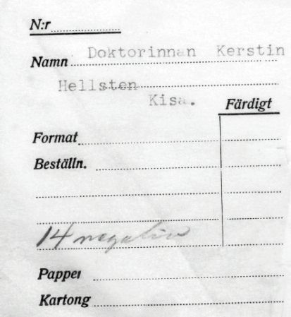 Doktorinnan Kerstin Hellsten Kisa
raja
Kerstin Hellsten

raja
Doktorinnan Kerstin Hellsten, Kisa
Källa: smol

Raja
Kan avse hustrun till Magnus Hellsten, lasarettsläkare i Kisa 1924-1945. (Källa: En bok om Kisa socken, del 3, sid 273.)
Källa: smol 
 


Nyckelord: Hellsten Kisa