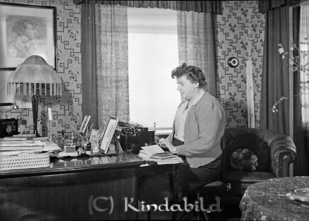 Doktorinnan Kerstin Hellsten Kisa
raja
Kerstin Hellsten 
Porträtt-Kvinna

raja
Doktorinnan Kerstin Hellsten, Kisa
Källa: smol

Raja
Kan avse hustrun till Magnus Hellsten, lasarettsläkare i Kisa 1924-1945. (Källa: En bok om Kisa socken, del 3, sid 273.)
Källa: smol 

Nyckelord: Hellsten Kisa