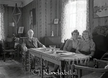 Doktorinnan Kerstin Hellsten Kisa
raja
Kerstin Hellsten 
Grupporträtt

raja
Doktorinnan Kerstin Hellsten, Kisa
Källa: smol

Raja
Kan avse hustrun till Magnus Hellsten, lasarettsläkare i Kisa 1924-1945. (Källa: En bok om Kisa socken, del 3, sid 273.)
Källa: smol 

Nyckelord: Hellsten Kisa