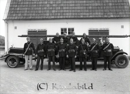 Kisas första brandbil inköpt 1933
Sittande från vänster: Erik Andersson, Ivar Pettersson, Knut Fasth, Carl-Otto Lavén. Stående från vänster: Tore Brandin, Erik Larsson,  Karl Larsson, Hjalmar Germundsson, Gunnar Palmér, Hans Hansson, Paul Larsson, Curt Nylander.
Se vår nyhetssida
