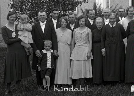 Bröllop i Epplerum Horn
gepe
Bröllopsgäster framför mangårdsbyggnad i Epplerum

raja
Fr vänster Astrid Pettersson född Andersson och John Pettersson Äleby med dottern Marianne och sonen Gösta. Axel och Rut Andersson född Ingeström , Folke och Greta Nelson född Andersson.
Källa: Jan Andersson 
