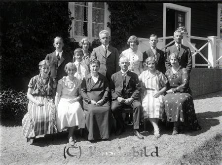 Polisman Pihl med familj Kisa
gepe
Familjebild

raja
Karl Anders Pihl född 1873 i Kisa med hustrun Anna Sofia Jahrl född 1875 i Grebo.
Barn:
Karl Herman född 1902
Rut Karin född 1903
Anna Elisabet född 1905
Augusta Maria och Karl Erik födda 1908
Ebba Margareta född 1911
Sven Harald född 1913
Marta Linnea född 1914
Nils Gustaf Harry född 1916
Ingeborg Kristina född 1918
Anders Olof Bertil född 1920
Alla född i Kisa. 
Källa: Gerd Pettersson 
Nyckelord: Pihl Kisa