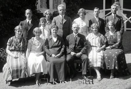 Polisman Pihl med familj Kisa
gepe
Familjefoto

Karl Anders Pihl född 1873 i Kisa med hustrun Anna Sofia Jahrl född 1875 i Grebo.
Barn:
Karl Herman född 1902
Rut Karin född 1903
Anna Elisabet född 1905
Augusta Maria och Karl Erik födda 1908
Ebba Margareta född 1911
Sven Harald född 1913
Marta Linnea född 1914
Nils Gustaf Harry född 1916
Ingeborg Kristina född 1918
Anders Olof Bertil född 1920
Alla född i Kisa. 
Källa: Gerd Pettersson 
Nyckelord: Pihl Kisa