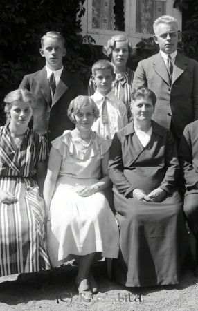 Polisman Pihl med familj Kisa
gepe
Familjebild
Nyckelord: Pihl Kisa