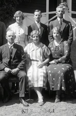 Polisman Pihl med familj Kisa
gepe
Familjebild
Nyckelord: Pihl Kisa