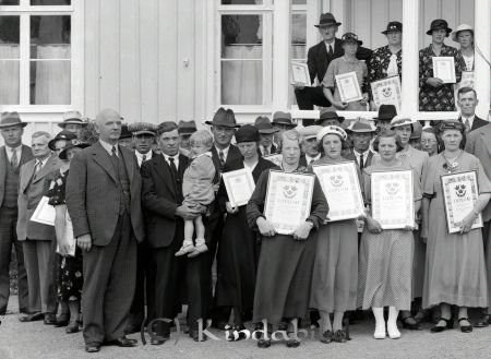 Diplomutdelning god mjölkhantering
gepe
Gruppbild med män och kvinnor, varav många erhållit diplom för god mjölkhantering.

raja
Damer med diplom, nr 2 från vänster Karin Andersson Brunebo, nr 3 Astrid Skoog Bollkind, nr 4 Viola Andersson Hökhult, nr 5 Sigrid Larsson Kila.
Sigrid född 1889 var gift 1915 med Frans Rickard Larsson Kila. Hon avled 1976 i Linköping. Källa: Sv Dödbok. 
Källa: Gerd Pettersson

Nyckelord: Diplomutdelning