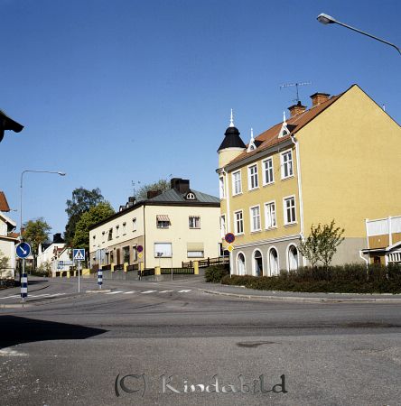 Kindavyer
raja
Korsningen Grönedegatan och Storgatan

raja
Närmast till höger fastigheten Kisaborg byggt 1898. Längre bort Kinda Sparbank. Nuvarande hus uppfört i mitten av 1930-talet. 
Källa: Gerd Pettersson

Nyckelord: Grönedegatan Kisa