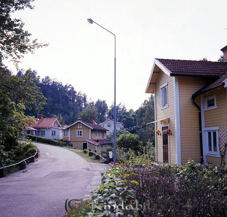 Kindavyer
raja
Kvarngatan med Borgarberget i bakgrunden.

raja
Kvarngatan, Kisa 
Kjellertsberg byggt 1888. 
Källa: Gerd Pettersson
Katrinedal rakt fram i mitten
Nyckelord: Kvarngatan Kisa