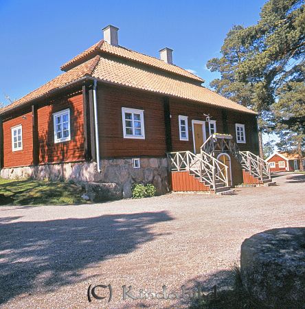 Kindavyer
raja
Hembygdsgården Kisa 

Mangårdsbyggnaden från Hovby, Västra Eneby socken

Den ståtliga herrgårdsbyggnaden från Hovby utdömdes 1925 och förvärvades av Kisa-Västra Eneby JUF 1927.
Byggnaden flyttades under vintern 1927-28 och kunde invigas 1929.
Den är en rymlig timmerbyggnad i en våning med s.k. säteritak av en typ som blev vanlig på herrgårdar efter 1600-talets mitt. Dubbeltrappan är rekonstruerad efter ett gammalt fotografi. Planen är strängt symmetrisk med förstuga och sal i mitten, samt två �?�par rum�?� på vardera gaveln.
Köket var förmodligen från början förlagt till en flygel på gården. I senare tid placerades det i ena gavelrummet. Byggnadsåret är okänt, men av mynt som hittades i grunden, var ¼ öre från 1644, vilket kan vara från tiden för byggnationen.

Nyckelord: Enebygatan hembygdsgården