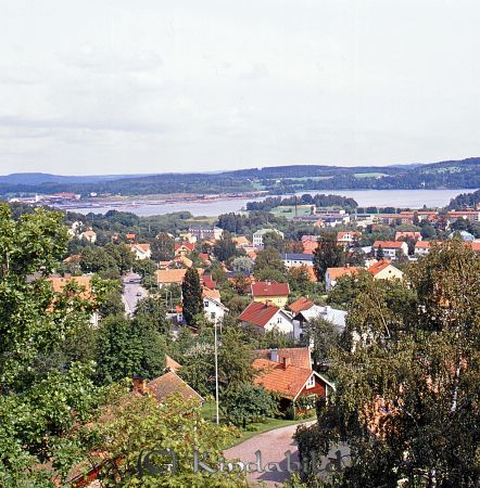 Kindavyer
raja
Bild över Kisa med Kindasågen längst bak till vänster med sin timmerförvaring i Kisasjön.
Nyckelord: Kindasågen Kisa
