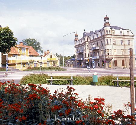 Kindavyer
raja
Till vänster om Sveahuset ligger Centralkonditoriet "centralen"

raja
Sveahuset, Kisa byggt 1902 
Källa: Gerd Pettersson

Nyckelord: Sveahuset Kisa