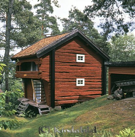 Kisa-Västra Eneby hembygdsgård
raja
Loftbod från Fagerhult, Kisa socken
Den övre boden flyttades 1929 och invigdes samma år. Den är byggd av liggtimmer i två våningar och försedd med ett överskjutande loft i övre våningen. Ursprungligen saknade den fönster.

raja
Kisa hembygdsgård
Loftbod
Källa: Gerd
