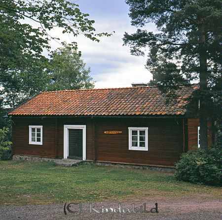 Kisa-Västra Eneby hembygdsgård
raja
Hultstugan har ursprungligen stått i Norra Hult i Tidersrums socken.
Den skänktes till hembygdsgården 1975 av Maj-Britt och Bengt Gustafsson i Linköping och återuppbyggdes 1977.

Byggnaden, en parstuga från 1600-talets senare del eller 1700-talets början, är uppförd av liggande timmer med ett tak av tegel. Taket har tidigare varit täckt med näver och bräder. Parstugan innehåller två större rum på sidorna om förstuga och kök. I ett av de större rummen, den s.k. storstugan, finns den öppna spisen en s.k. Ydrespis som var vanlig i södra �?stergötland.

Parstugan har genom årens lopp genomgått en del förändringar. Den var en gång uppbyggd som ryggåsstuga, men har under 1700-talets senare del höjts med några stockvarv. Samtidigt försågs den med ett innertak, som gav större utrymme på vinden och mer värme stannade kvar i stugan.

raja
Kisa hembygdsgård
Hultstugan
Källa: Gerd
