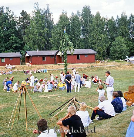 Kindavyer
raja
Dans kring midsommarstången i Pinnarp 
Nyckelord: Pinnarp Kisa