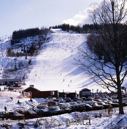 Tolvmannabacken - Kisa
raja
 Tolvmannabacken, Kisa
 Källa: Gerd 

 raja
 Stora backen
 Källa: Curth 
