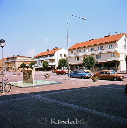 Torget - Kisa
raja
Torget, Kisa
Källa: Gerd 

Nyckelord: Torget
