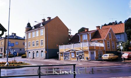 Kindavy
raja
Korsningen Grönedegatan och Storgatan med Centralkafet i mitten av bilden
Nyckelord: Grönedegatan Kisa