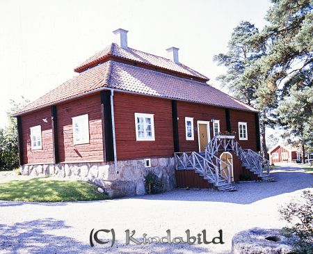 Kindavyer
raja
Hembygdsgården Kisa  

Mangårdsbyggnaden från Hovby, Västra Eneby socken

Den ståtliga herrgårdsbyggnaden från Hovby utdömdes 1925 och förvärvades av Kisa-Västra Eneby JUF 1927.
Byggnaden flyttades under vintern 1927-28 och kunde invigas 1929.
Den är en rymlig timmerbyggnad i en våning med s.k. säteritak av en typ som blev vanlig på herrgårdar efter 1600-talets mitt. Dubbeltrappan är rekonstruerad efter ett gammalt fotografi. Planen är strängt symmetrisk med förstuga och sal i mitten, samt två �?�par rum�?� på vardera gaveln.
Köket var förmodligen från början förlagt till en flygel på gården. I senare tid placerades det i ena gavelrummet. Byggnadsåret är okänt, men av mynt som hittades i grunden, var ¼ öre från 1644, vilket kan vara från tiden för byggnationen.

Nyckelord: Hembygdsgården Kisa