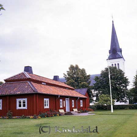 Malexander
raja
Rödmålat hus med säteritak ligger vid sidan av Malexander kyrka 
Nyckelord: Kyrka Malexander