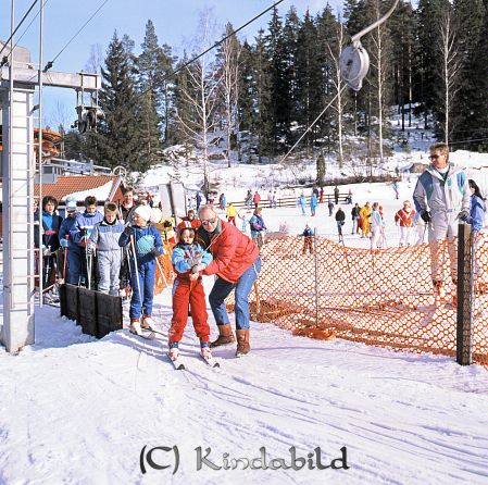Kindavyer
raja
Ett barn får hjälp vid skidliften

raja
Tolvmannabacken Kisa liften lilla backen 
Källa: Curth

Nyckelord: Tolvmannabacken Kisa