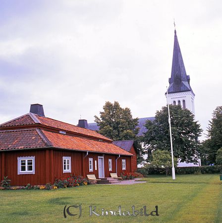 Malexander
raja
Rödmålat hus med säteritak ligger vid sidan av Malexander kyrka 
Nyckelord: Kyrka Malexander