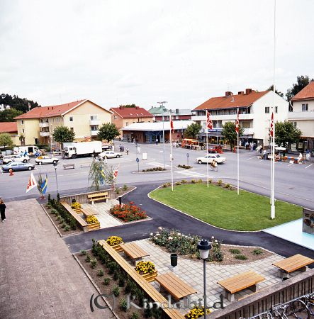 Kindavyer
raja
Kisa torg med biblioteket och Sandströms Modehus i mitten av bilden
Nyckelord: Torg Kisa