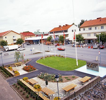 Kindavyer
raja
Kisa torg med biblioteket och Sandströms Modehus i mitten av bilden 
Nyckelord: Kisa torg