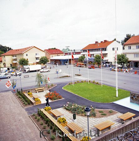 Kindavyer
raja
Kisa torg med biblioteket och Sandströms Modehus i mitten av bilden 
Nyckelord: Kisa torg