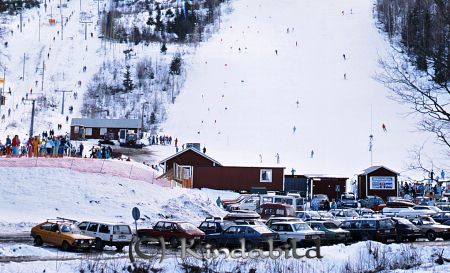 Kindavyer
raja
Bilparkeringen framför stora backen i Tolvmannabacken

raja
Tolvmannabacken Kisa 
Källa: Curth

Nyckelord: Tolvmannabacken Kisa